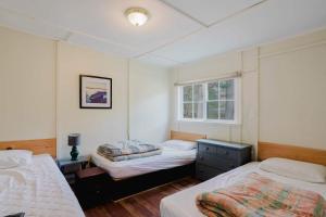 una camera da letto con due letti e una finestra di 2-Bedroom Cottage #2 - Shortleaf Pine a Gravenhurst