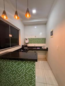 un bagno con lavandino e specchio di Apto Serras Gerais 2 a Dianópolis