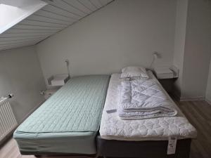 a small bed in a room with at Værelse til leje 7 in Hørve