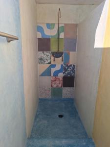un couloir avec un mur carrelé coloré dans une pièce dans l'établissement Hostel Baja Beans, à El Pescadero