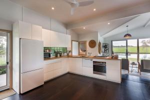 Кухня или мини-кухня в 8 Paddocks Cottage, Cowaramup, Margaret River Region
 +9 фотографий