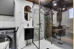 Un baño con lavabo y lavadora. en Deluxe Luosto, en Luosto 92 fotos más