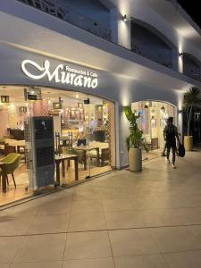 アインソフナにあるApartments porto Sokhna pyramids family onlyの店頭を歩く者 +7枚の写真