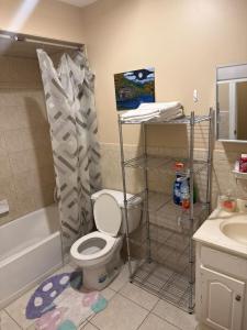 ein Badezimmer mit Toilette, Badewanne und Waschbecken in der Unterkunft 3 Large Bedroom Pool Table Spacious in Hillside