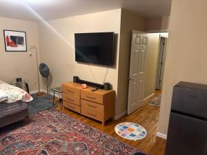 ein Wohnzimmer mit Fernseher und Kommode mit Kommode in der Unterkunft 3 Large Bedroom Pool Table Spacious in Hillside + 4 Fotos
