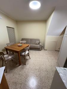 a living room with a table and a couch at Il Cardellino in Castel di Sangro