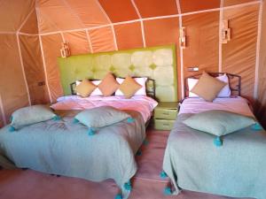 Ένα ή περισσότερα κρεβάτια σε δωμάτιο στο Good vibes desert camp +2 φωτογραφίες
