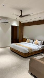 Postel nebo postele na pokoji v ubytování Desert Castle Resort & Spa