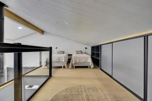 Una habitación con una cama y un comedor. en Deluxe Luosto, en Luosto