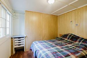 una camera da letto con un letto, un comò e una finestra di 2-Bedroom Cottage #3 - Sugar Pine a Gravenhurst