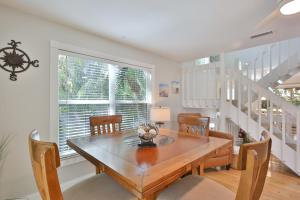 Khu vực ghế ngồi tại Tropical Treehouse - By SkyRun Anna Maria