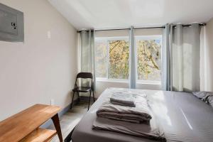 ein Schlafzimmer mit Bett, Schreibtisch und Fenster in der Unterkunft Studio Cottage in Pine Lake #6 in Gravenhurst