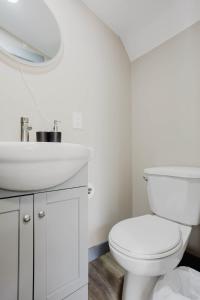 ein weißes Badezimmer mit Toilette und Waschbecken in der Unterkunft Studio Cottage in Pine Lake #6 in Gravenhurst