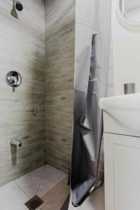 eine Dusche mit einem silbernen Duschvorhang in einem Badezimmer in der Unterkunft Studio Cottage in Pine Lake #6 in Gravenhurst + 2 Fotos