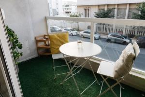 Un balcon sau o terasă la Bright and Modern Apt with an Industrial Touch +10 fotografii