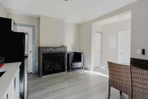 Η κουζίνα ή μικρή κουζίνα στο 3-Bedroom Cottage #7 - Austrian Pine