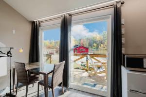 eine Küche mit einer Glasschiebetür, die auf eine Terrasse führt in der Unterkunft Studio Cottage #8 - Jack Pine in Gravenhurst