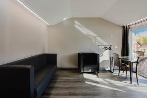 ein Wohnzimmer mit Sofa und Tisch in der Unterkunft Studio Cottage #8 - Jack Pine in Gravenhurst