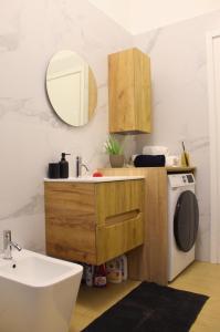 un bagno con lavandino e lavatrice di Garden Suite Milano - Vero Gioiello con Giardino a 5 minuti da Mediaset e San Raffaele a Cologno Monzese