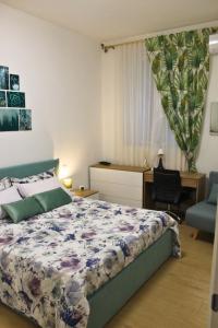 una camera da letto con un letto, una scrivania e una sedia di Garden Suite Milano - Vero Gioiello con Giardino a 5 minuti da Mediaset e San Raffaele a Cologno Monzese