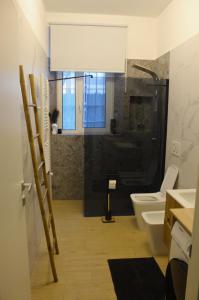 un bagno con doccia, WC e lavandino di Garden Suite Milano - Vero Gioiello con Giardino a 5 minuti da Mediaset e San Raffaele a Cologno Monzese Altre 22 foto