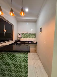 un bagno con lavandino e specchio di Apto Serras Gerais 2 a Dianópolis Altre 4 foto