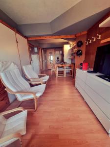 Μια τηλεόραση ή/και κέντρο ψυχαγωγίας στο "FamilyNest" by Staymarilleva1400 +5 φωτογραφίες