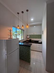 una cucina con lavello e frigorifero di Apto Serras Gerais 2 a Dianópolis