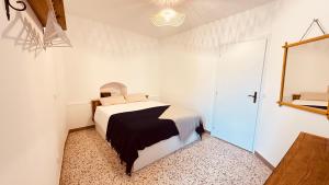Un dormitorio con una cama y un espejo en la pared. en Porto vecchio Sanremo, en San Remo