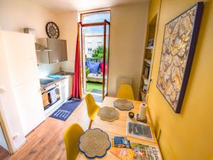 a kitchen and dining room with a table and chairs at Le Terrazza - 1P à 2P Terrasse - Henriville in Amiens