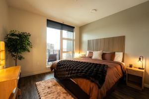 Giường trong phòng chung tại Heart of Downtown - 2BR with City View and Gym Access