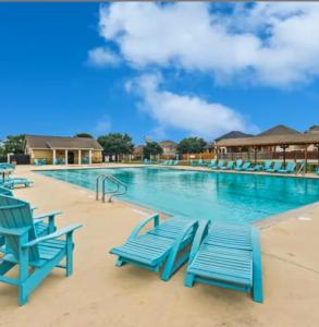 Ciboloにある5BR Furnished Stay Near Randolph AFB & Hospitalsの- リゾート内のスイミングプール(青い椅子付)