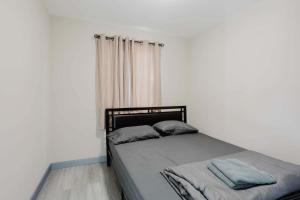 ein Bett mit zwei Kissen darauf in einem Schlafzimmer in der Unterkunft 2-Bedroom Cottage #11 - Red Pine in Gravenhurst