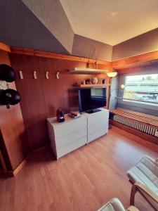 Μια τηλεόραση ή/και κέντρο ψυχαγωγίας στο "FamilyNest" by Staymarilleva1400