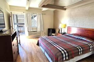 Postel nebo postele na pokoji v ubytování Saratoga Motel By Capital O Near Midway Airport Chicago IL