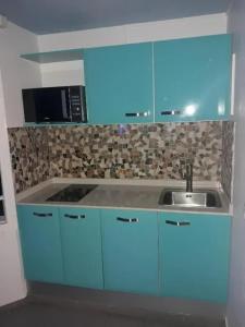 ル・ゴジエにあるStudio accueillant avec vue mer à Le Gosierの青いキッチン(シンク、電子レンジ付)