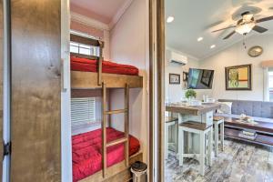 ein Zimmer mit Etagenbetten in einem winzigen Haus in der Unterkunft Clydesdale & Dosanko Cottage at Equestrian House PA in Pleasant Mount