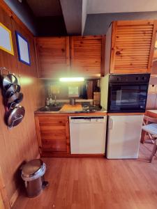 Η κουζίνα ή μικρή κουζίνα στο "FamilyNest" by Staymarilleva1400