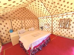 Ένα ή περισσότερα κρεβάτια σε δωμάτιο στο Jaisalmer Miracle Luxury Resort