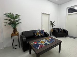 Posezení v ubytování Alter Bahnhof Schwaan - Monteurswohnungen + 1 fotografie