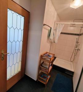 BitschArve的带淋浴、水槽和马桶的浴室