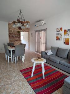ein Wohnzimmer mit Sofa und Tisch in der Unterkunft Luna Vallista House in Mina Clavero