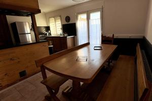 une cuisine avec une table en bois dans une pièce dans l'établissement Maison - 3 chambres- 4 lits 3-6 personnes, à Beuvry 19 autres photos