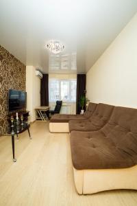 un grand salon avec un canapé et une télévision dans l'établissement Розкішна двокімнатна квартира на Розсошенцях у м Полтава Документи для відрядження, à Shcherbani