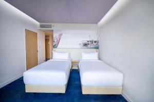 Ένα ή περισσότερα κρεβάτια σε δωμάτιο στο OZO Medini Malaysia +41 φωτογραφίες