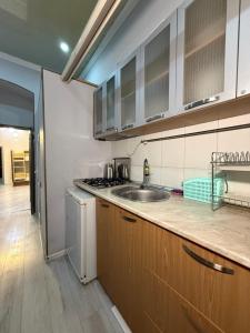 Η κουζίνα ή μικρή κουζίνα στο Caspian Hostel