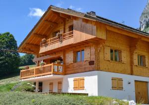 Casa in legno con balcone su una collina di Chalet Berrier a Le Grand-Bornand