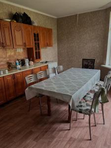 Η κουζίνα ή μικρή κουζίνα στο Хостел Тастак