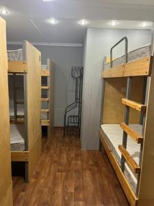 Μία ή περισσότερες κουκέτες σε δωμάτιο στο Хостел Тастак