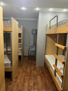 Μία ή περισσότερες κουκέτες σε δωμάτιο στο Хостел Тастак